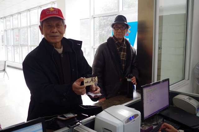 市民前來(lái)咨詢(xún)辦理“交通一卡通”.jpg