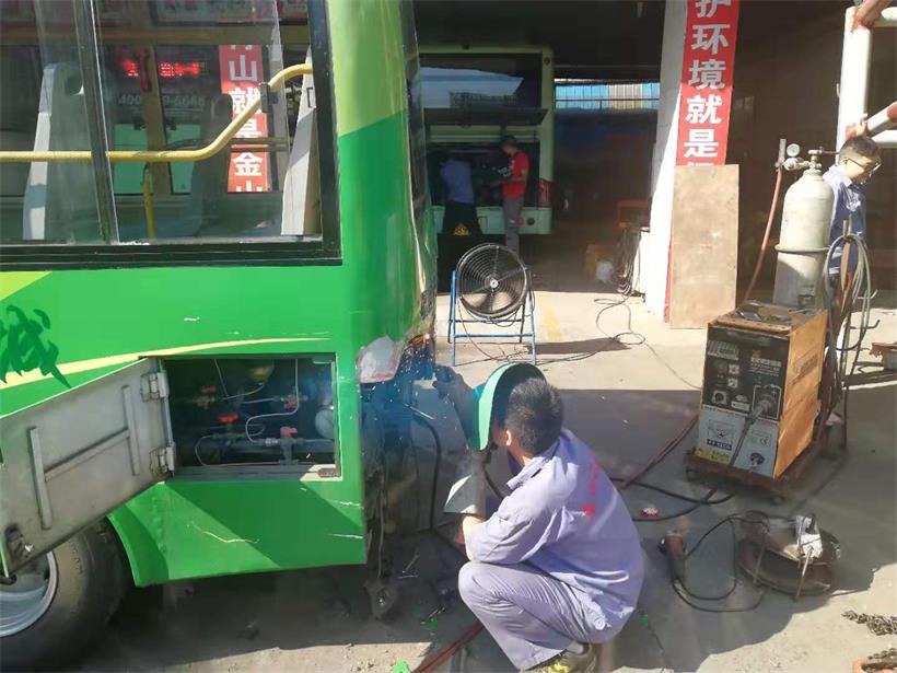鈑金工，修復(fù)車身.jpg
