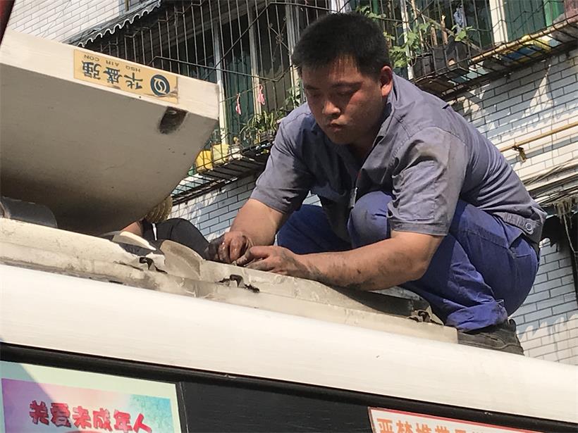 電工，檢修車輛空調(diào).jpg